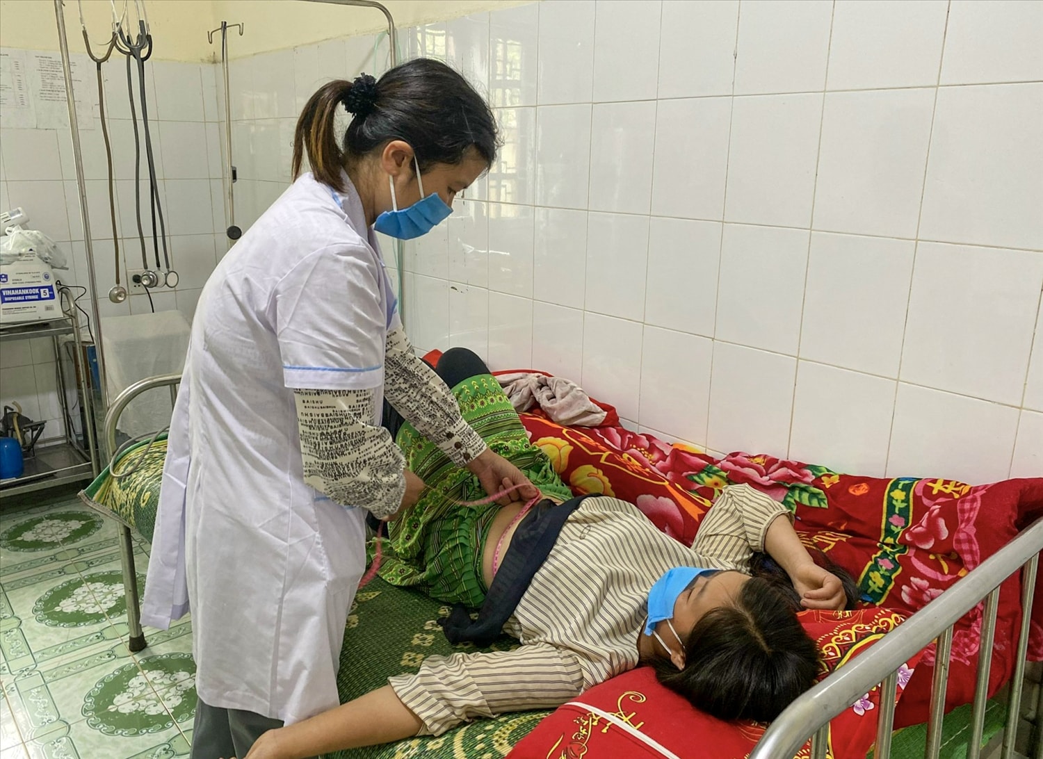 Cán bộ Trạm Y tế xã Tả Ngảo, huyện Sìn Hồ (tỉnh Lai Châu)  khám thai định kỳ cho các thai phụ