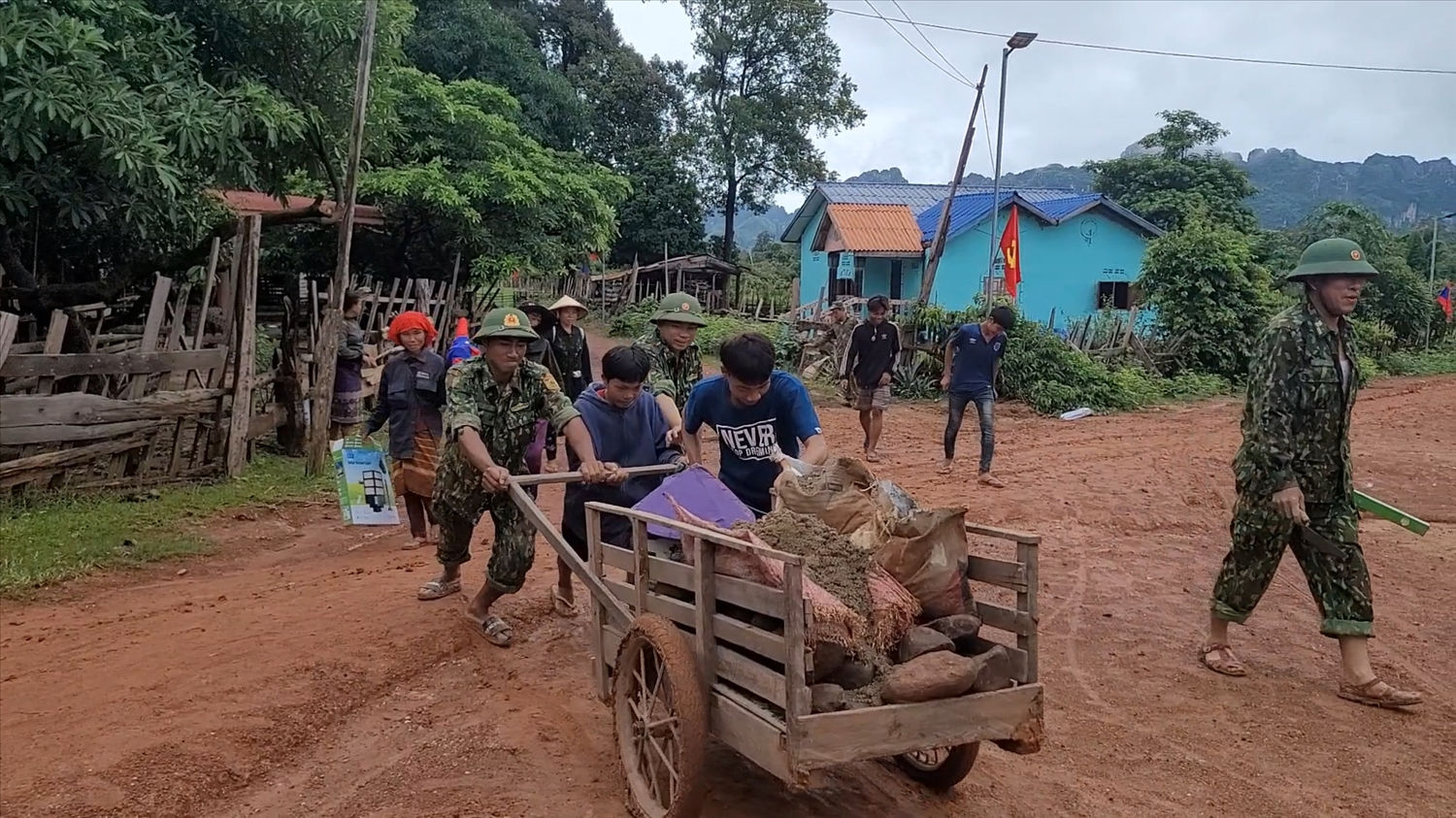 Cán bộ chiến sĩ Đồn Biên phòng CKQT Cha Lo cùng bà con dân bản đẩy nhanh tiến độ và sớm hoàn thành công trình “Ánh sáng vùng biên” với chiều dài 2,5 km Cán bộ chiến sĩ Đồn Biên phòng CKQT Cha Lo cùng bà con dân bản đẩy nhanh tiến độ và sớm hoàn thành công trình “Ánh sáng vùng biên” với chiều dài 2,5 km