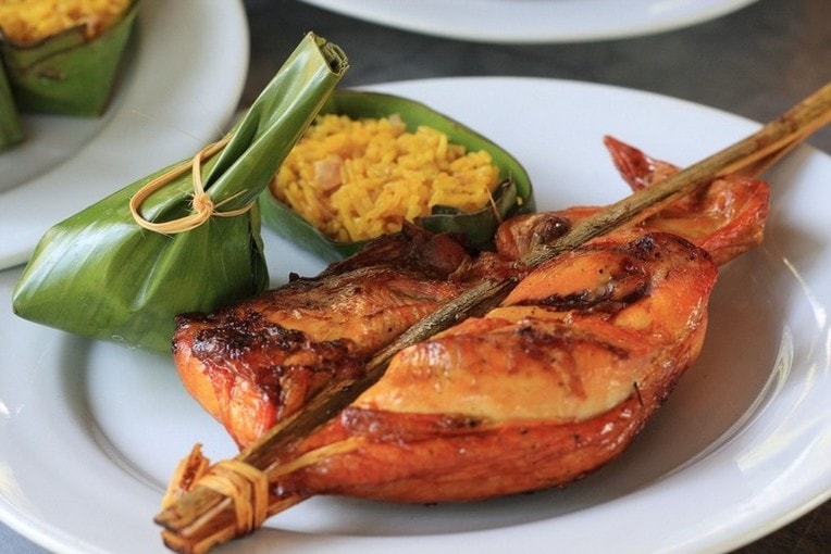 Gà nướng Savanakhet được chế biến từ gà thả rông giúp thịt săn chắc và thơm ngon hơn. Gà nướng Savanakhet được chế biến từ gà thả rông giúp thịt săn chắc và thơm ngon hơn.