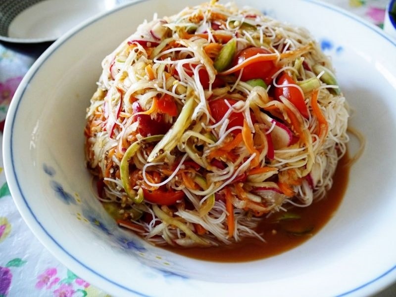 Món nộm đu đủ xanh (tiếng Lào là Tam Maak Hung Món nộm đu đủ xanh (tiếng Lào là Tam Maak Hung) có hương vị của mắm “Pà đẹc”
