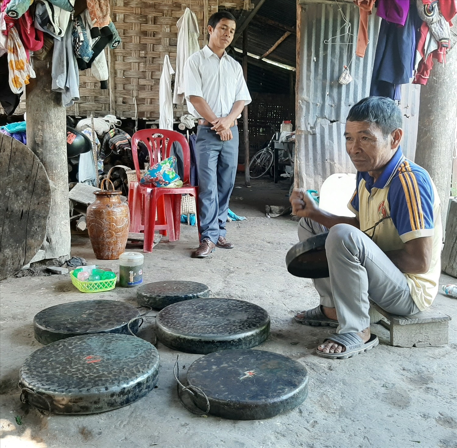Già làng Pang Ting Ha Thét bên bộ cồng chiêng quý của mình Già làng Pang Ting Ha Thét bên bộ cồng chiêng quý của mình