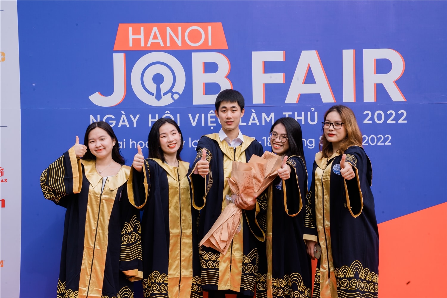 Các tân cử nhân, tân kĩ sư trường Đại học Thủy lợi tham gia Ngày hội. Các tân cử nhân, tân kĩ sư trường Đại học Thủy lợi tham gia Ngày hội
