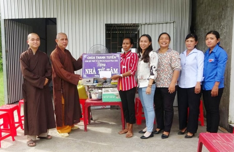 Bà Neang Nây, vui mừng xúc động cảm ơn nhà tài trợ và chính quyền địa phương tạo điều kiện cho bà lần đầu tiên trong đời có nhà khang trang Bà Neang Nây, vui mừng xúc động cảm ơn nhà tài trợ và chính quyền địa phương tạo điều kiện cho bà lần đầu tiên trong đời có nhà khang trang