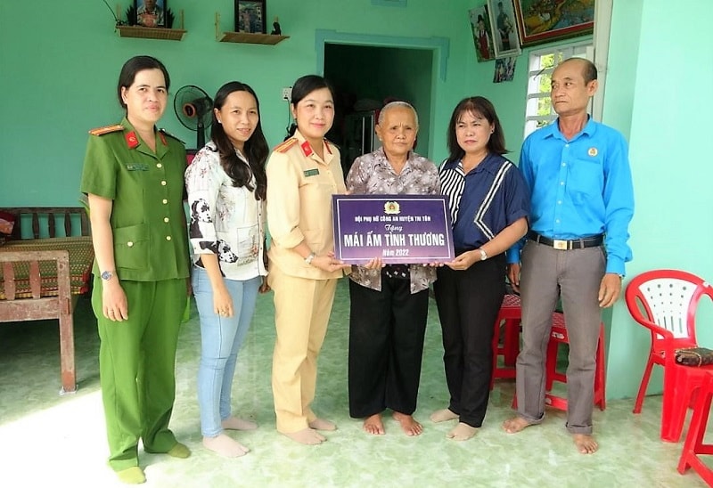 Với sự hỗ trợ của Hội LHPN và sự góp sức của người thân, bà Neang Ka On có được căn nhà kiên cố an dưỡng tuổi già Với sự hỗ trợ của Hội LHPN và sự góp sức của người thân, bà Neang Ka On có được căn nhà kiên cố an dưỡng tuổi già