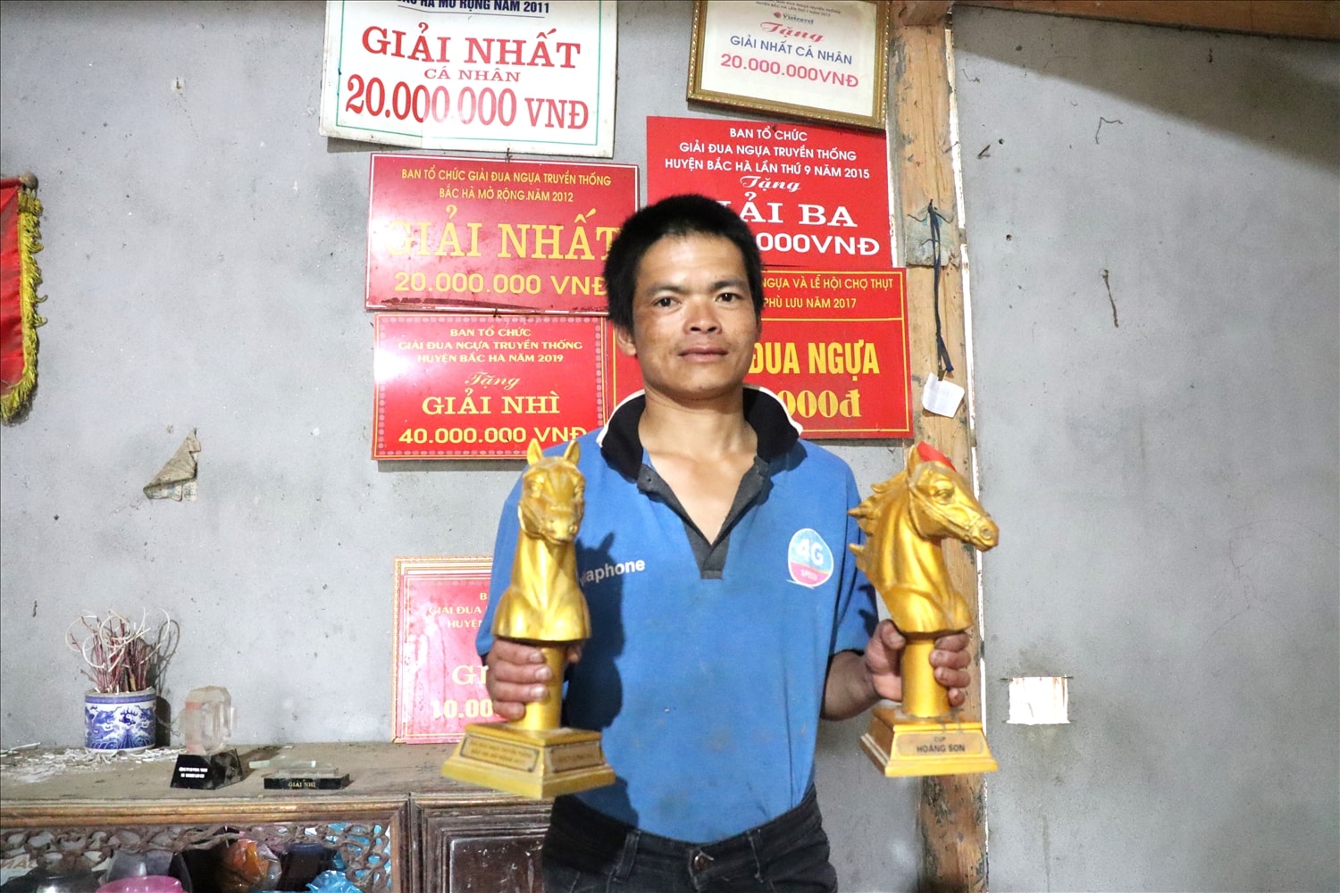 Ông Vàng Văn Huỳnh, xã Na Hối (Bắc Hà, Lào Cai), người giữ kỷ lục 3 năm liên tiếp (2011-2012-2013) Ông Vàng Văn Huỳnh, xã Na Hối (Bắc Hà, Lào Cai), người giữ kỷ lục 3 năm liên tiếp (2011-2012-2013)