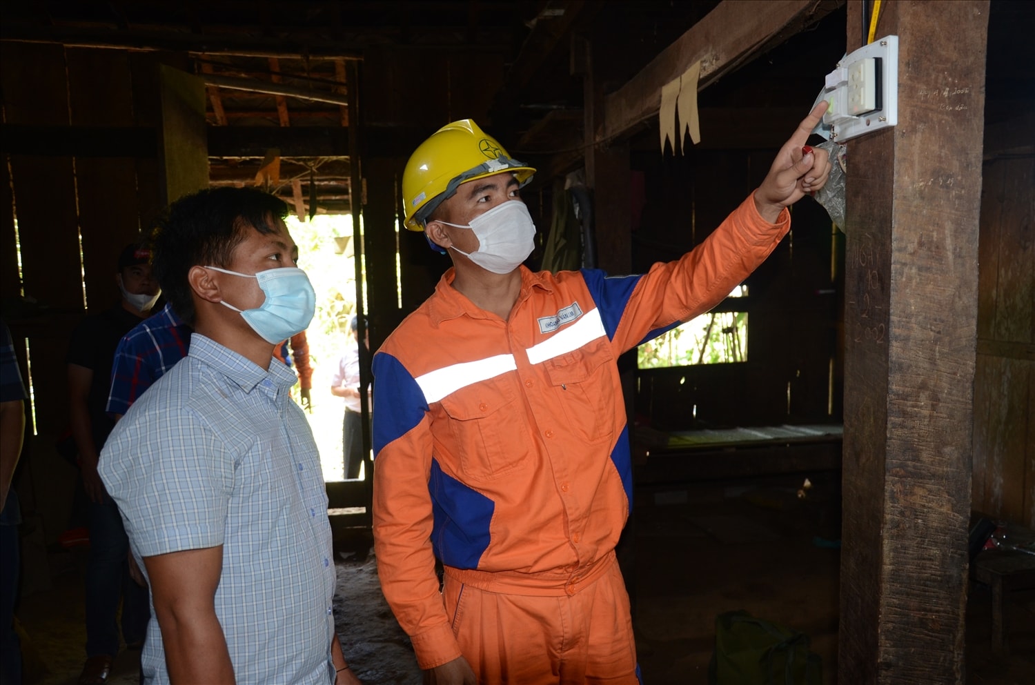 Cán bộ Điện lực Sìn Hồ hướng dẫn người dân bản Háng Lìa sử dụng điện an toàn, tiết kiệm