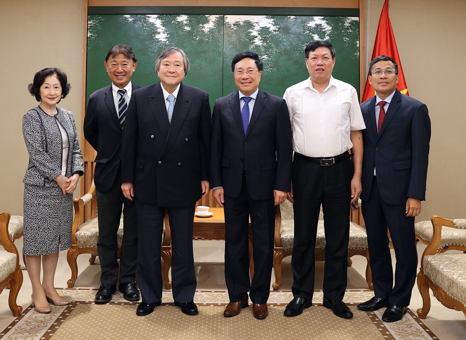 Phó Thủ tướng Phạm Bình Minh hoan nghênh IUHW triển khai nhiều hình thức hợp tác y tế với Việt Nam - Ảnh: VGP/Hải Minh Phó Thủ tướng Phạm Bình Minh hoan nghênh IUHW triển khai nhiều hình thức hợp tác y tế với Việt Nam - Ảnh: VGP/Hải Minh