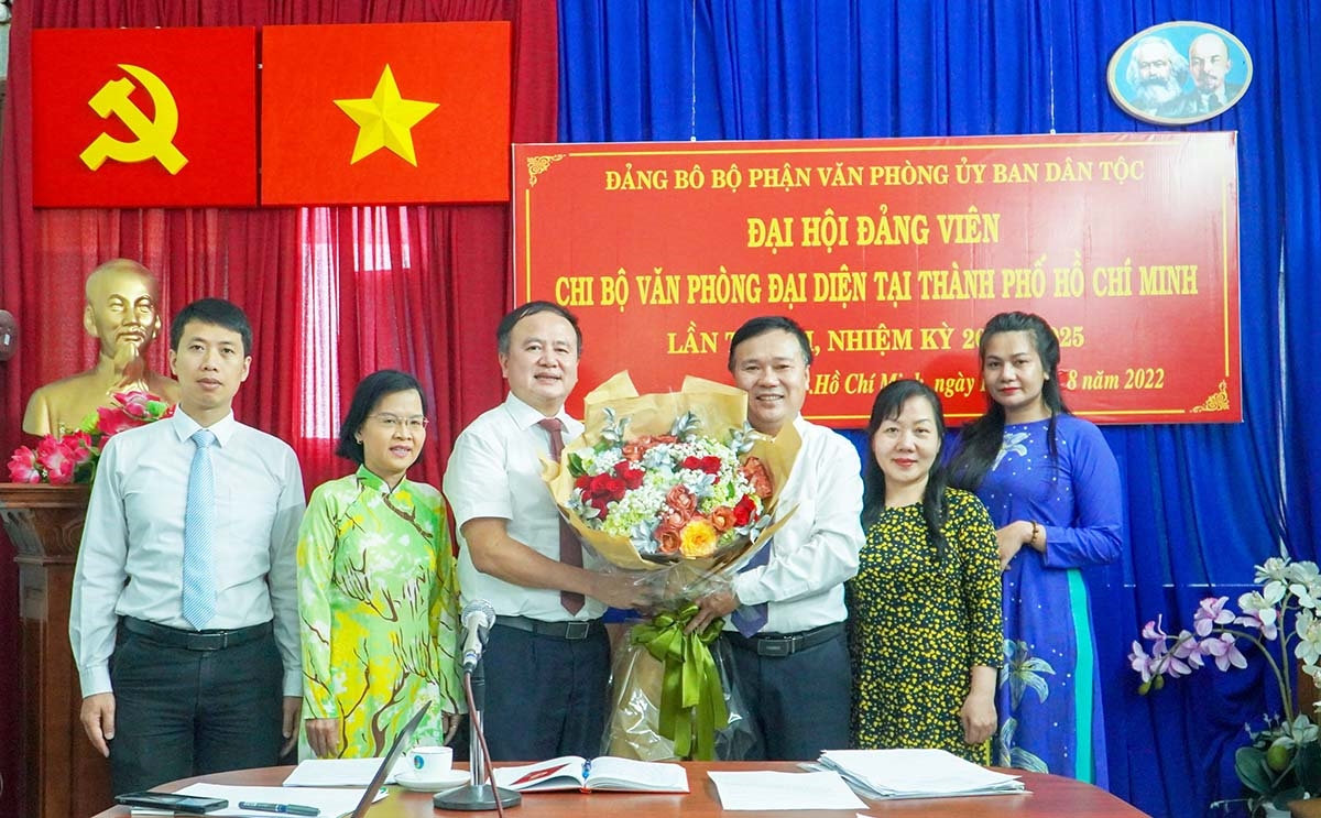 Đồng chí Lò Quang Tú, Ủy viên Ban Thường vụ Đảng ủy cơ quan UBDT, Bí thư Đảng bộ bộ phận Văn phòng, Chánh Văn phòng UBDT (đứng giữa, bên trái) tặng hoa chúc mừng Đại hội thành công tốt đẹp và chúc mừng đồng chí Phạm Thanh Hải được bầu làm Bí thư Chi bộ nhiệm kỳ 2022 - 2025