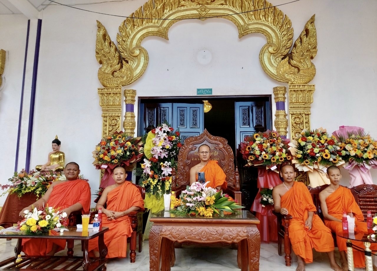 Đại đức Lý Phét (ở giữa) và các vị sư ở chùa Serey Kandal rất tâm quyết với các lớp dạy chữ khmer Đại đức Lý Phét (ở giữa) và các vị sư ở chùa Serey Kandal rất tâm quyết với các lớp dạy chữ khmer
