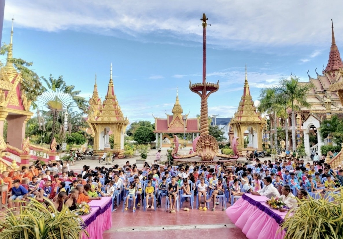 Hơn 200 học sinh là con em đồng bào dân tộc Khmer tham gia học chữ Khmer tại chùa Serey Kandal Hơn 200 học sinh là con em đồng bào dân tộc Khmer tham gia học chữ Khmer tại chùa Serey Kandal