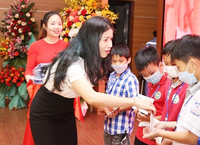 Đại diện lãnh đạo Công ty Xi măng Long Sơn trao học bổng cho học sinh Đại diện lãnh đạo Công ty Xi măng Long Sơn trao học bổng cho học sinh