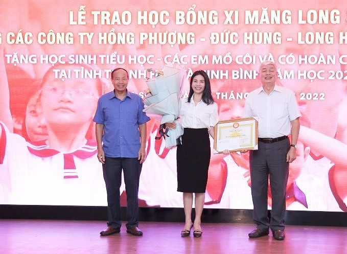 Đại diện lãnh đạo Hội Khuyến học tỉnh Thanh Hóa và tỉnh Ninh Bình trao Bằng khen của Trung ương Hội Khuyến học Việt Nam cho đại diện Công ty Xi măng Long Sơn Đại diện lãnh đạo Hội Khuyến học tỉnh Thanh Hóa và tỉnh Ninh Bình trao Bằng khen của Trung ương Hội Khuyến học Việt Nam cho đại diện Công ty Xi măng Long Sơn