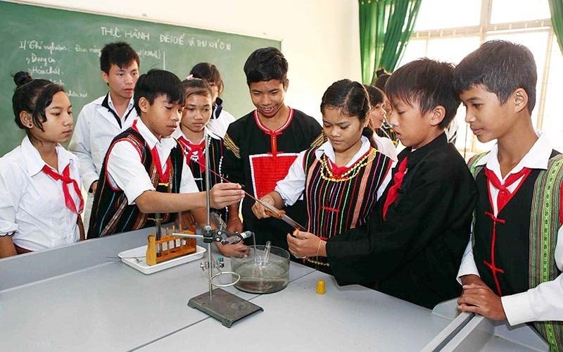 Giờ thực hành môn Hóa học của học sinh Trường Phổ thông Dân tộc nội trú huyện Krông Bông (Đắk Lắk)