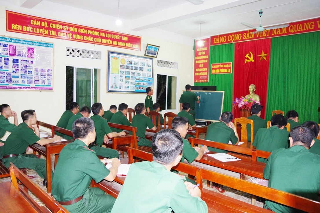 Lớp học tiếng Mông của cán bộ, chiến sĩ Bộ đội Biên phòng Nghệ An được tổ chức đều đặn, giúp hỗ trợ công tác tuyên truyền, giáo dục, vận động để đồng bào DTTS hiểu đúng chủ trương, chính sách của Đảng và Nhà nước về dân tộc, tôn giáo trong tình hình mới