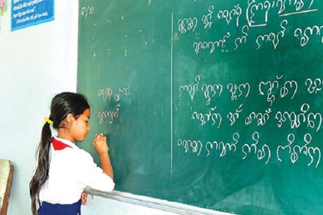 Việc đưa tiếng dân tộc vào chương trình giáo dục vừa giúp cho đồng bào DTTS duy trì nét văn hóa của mình, vừa bảo đảm sự bình đẳng trong việc hưởng thụ các giá trị văn hóa và giáo dục
