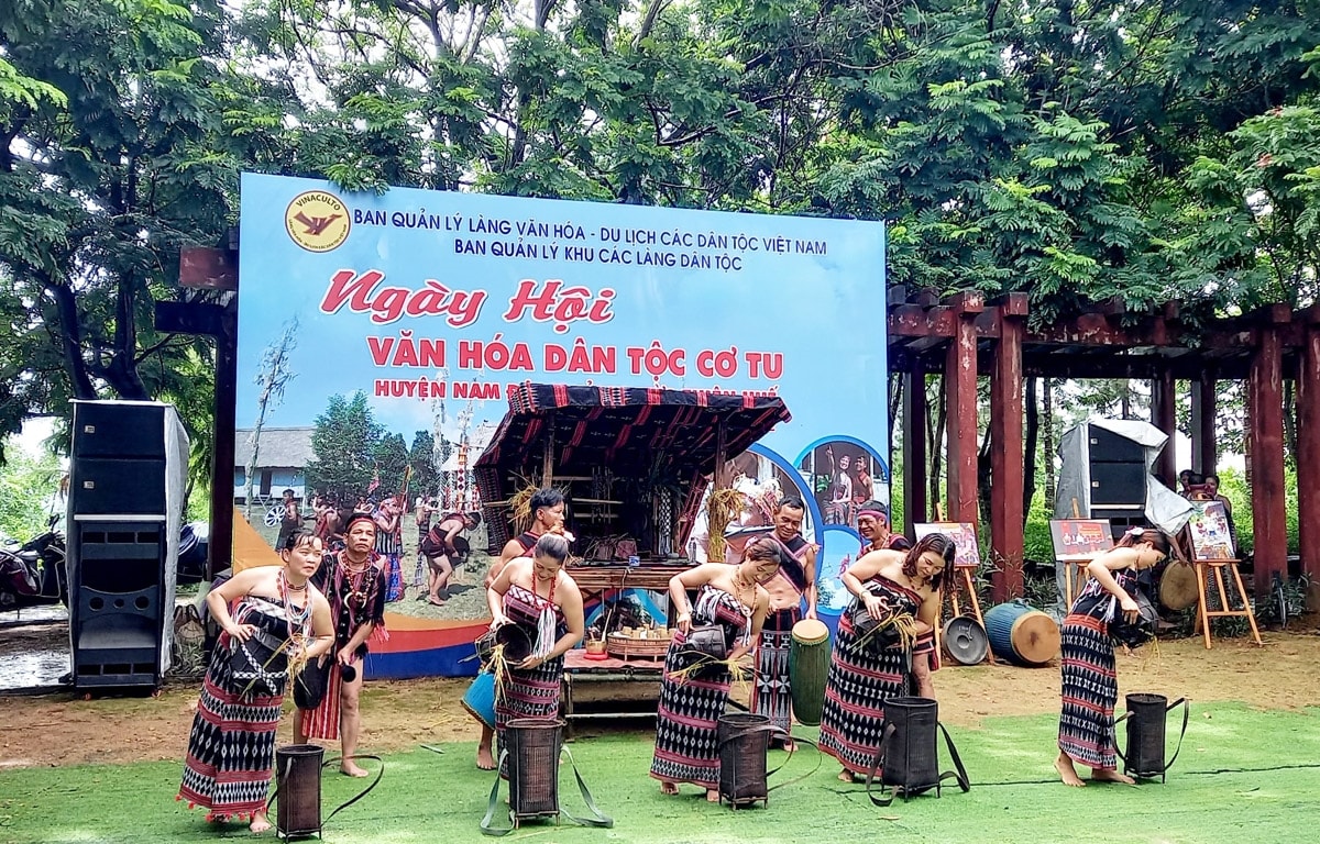 Nghi lễ tuốt lúa được các cô gái Cơ Tu tại hiện trong Ngày hội văn hóa dân tộc Cơ Tu huyện Nam Đông Nghi lễ tuốt lúa được các cô gái Cơ Tu tại hiện trong Ngày hội văn hóa dân tộc Cơ Tu huyện Nam Đông