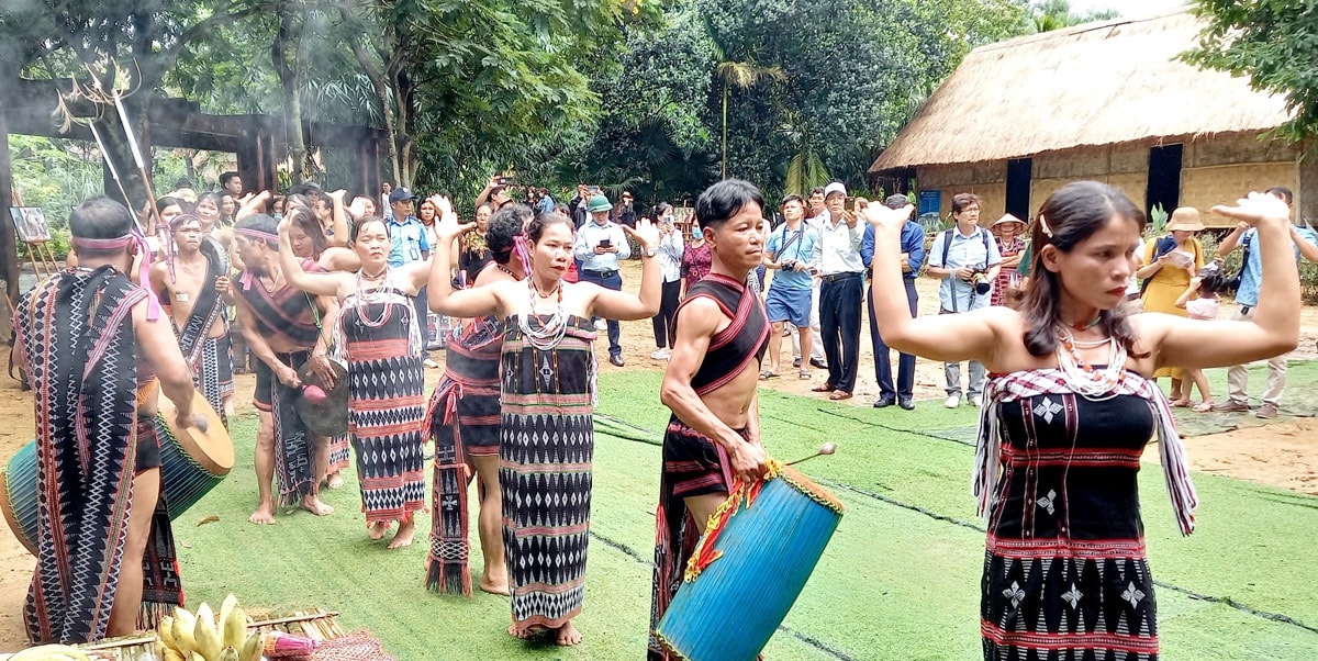 Màn biểu diễn điệu múa Tung Tung da dá trong phần hội Màn biểu diễn điệu múa Tung Tung da dá trong phần hội