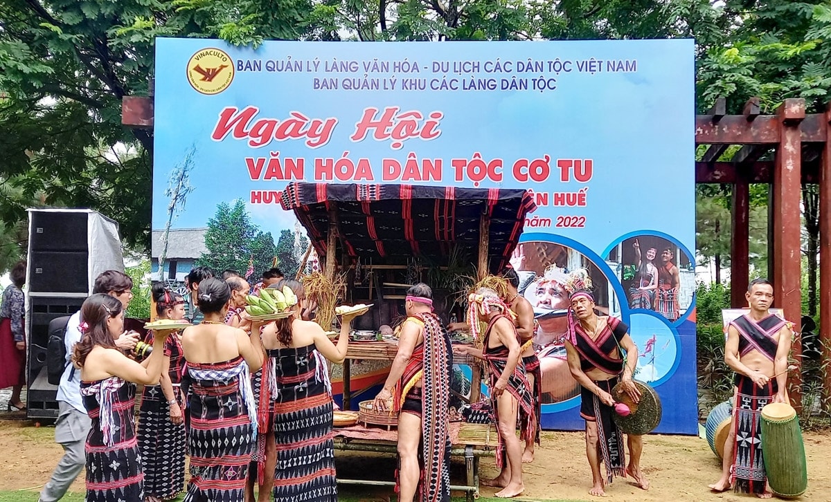 Sau nghi lễ đâm trâu các món ăn được dâng lên mâm cúng Sau nghi lễ đâm trâu các món ăn được dâng lên mâm cúng