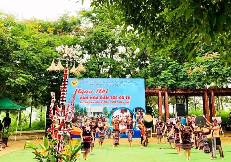 Lễ hội mừng lúa mới là một nghi lễ rất quan trọng trong đời sống của người dân đồng bào Cơ Tu huyện Nam Đông Lễ hội mừng lúa mới là một nghi lễ rất quan trọng trong đời sống của người dân đồng bào Cơ Tu huyện Nam Đông