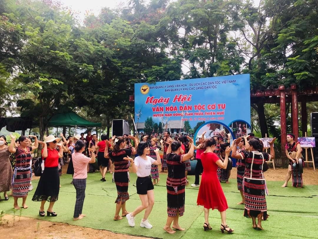 Đông đảo du khách đến trải nghiệm và cùng vui ngày hội với đồng bào Cơ Tu Đông đảo du khách đến trải nghiệm và cùng vui ngày hội với đồng bào Cơ Tu