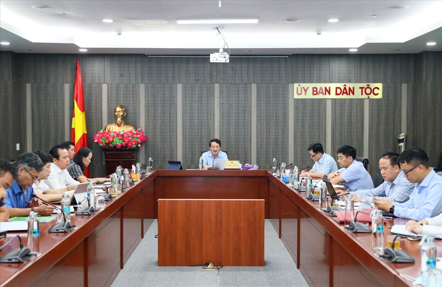 Bộ trưởng, Chủ nhiệm Ủy ban Dân tộc Hầu A Lềnh chủ trì cuộc họp Bộ trưởng, Chủ nhiệm Ủy ban Dân tộc Hầu A Lềnh chủ trì cuộc họp