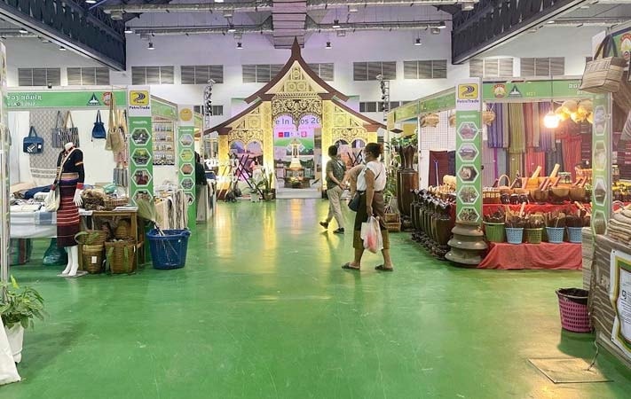 Một số gian hàng trưng bày và bán sản phẩm của Lào tại VIETLAO EXPO 2021 