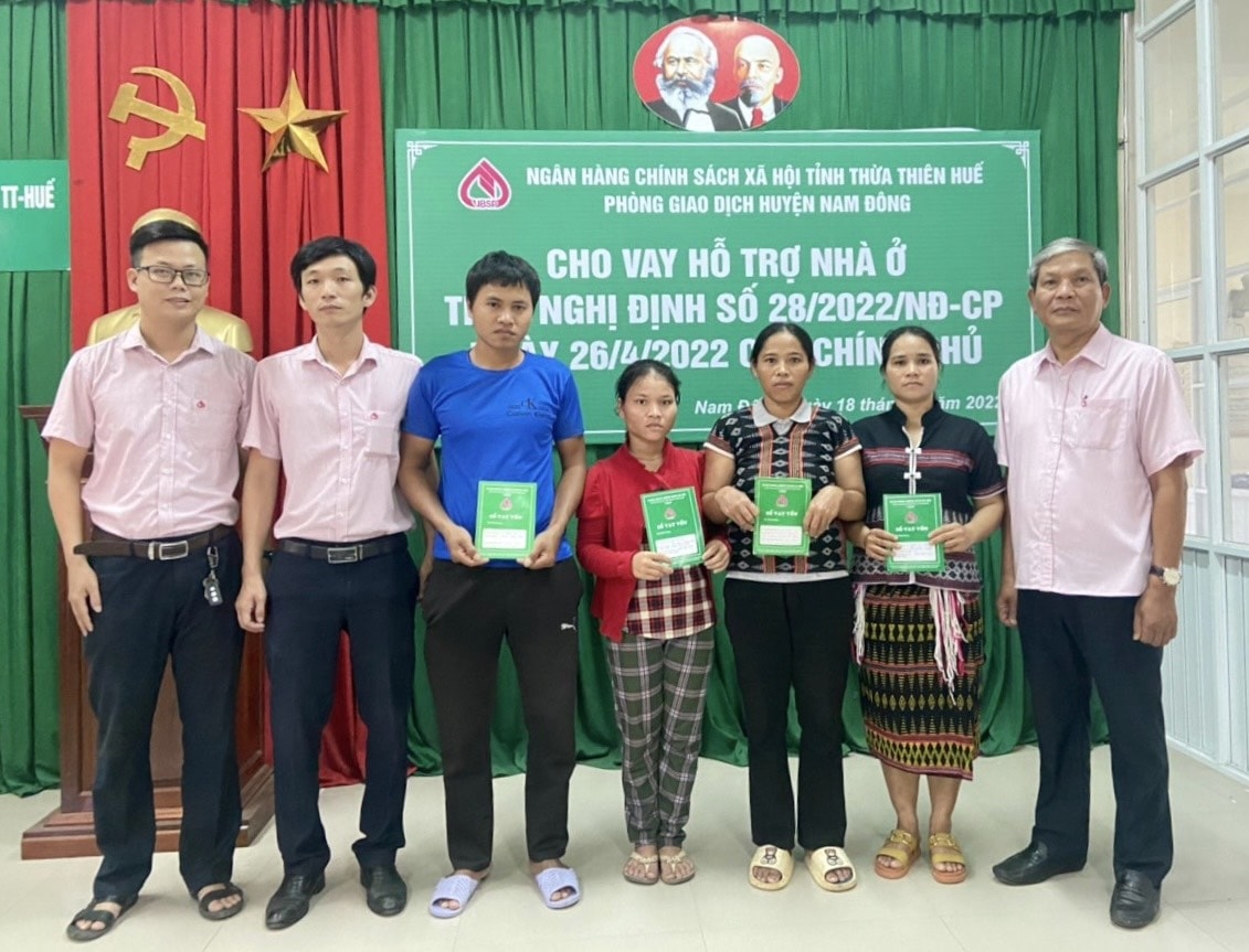 Giải ngân hỗ trợ nhà ở cho 4 hộ nghèo DTTS tại Nam Đông