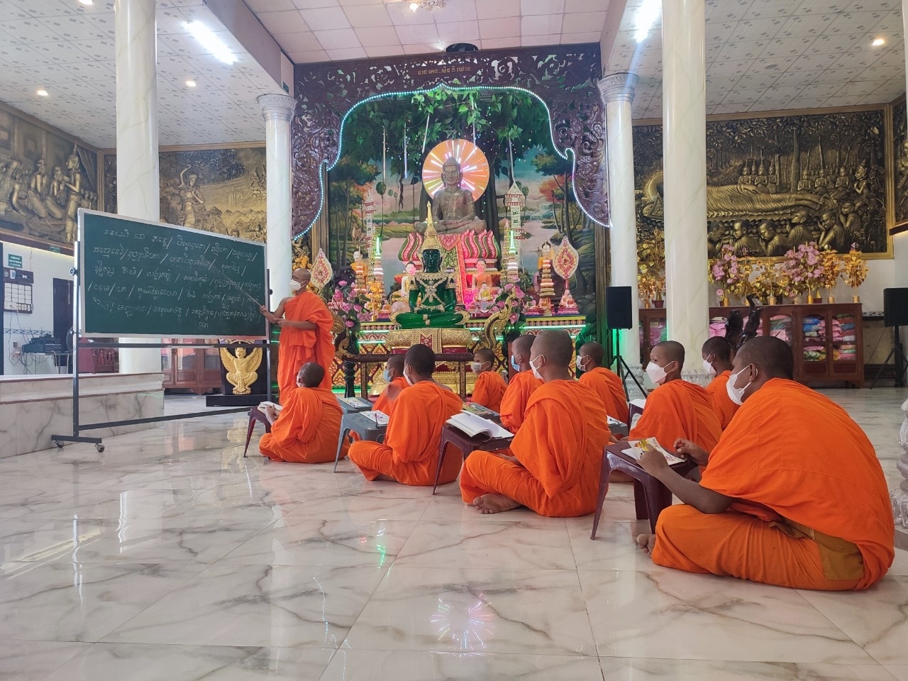 Chùa là cánh cổng mà mỗi thanh niên Khmer cần bước qua trước khi vào đời Chùa là cánh cổng mà mỗi thanh niên Khmer cần bước qua trước khi vào đời