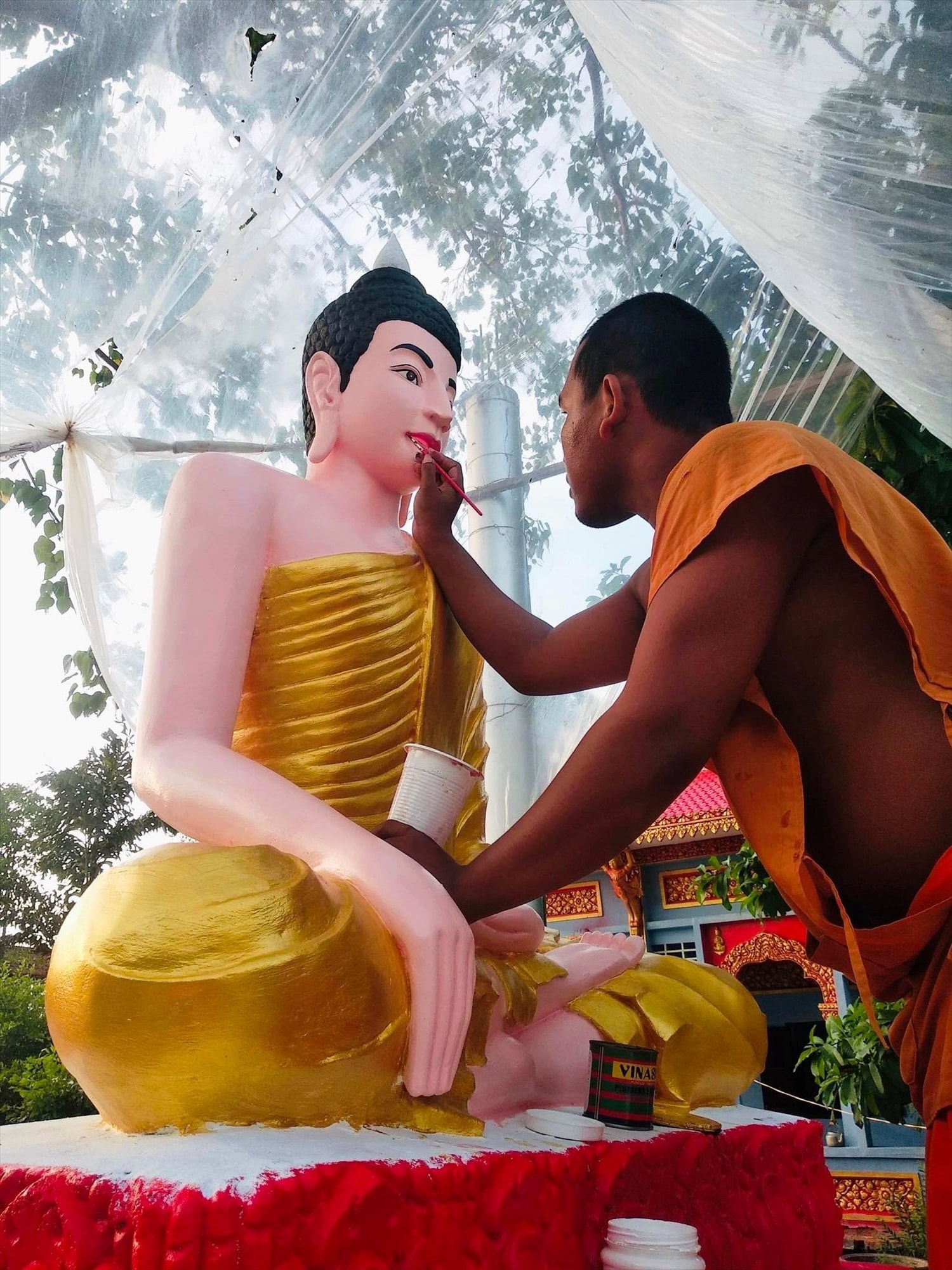 Sư Sơn Oành Đết – một nghệ nhân nổi tiếng có nhiều cống hiến về bảo tồn văn hóa truyền thống dân tộc. Để được như ngày hôm nay Nghệ nhân chọn ngôi chùa làm trường học đầu đời Sư Sơn Oành Đết – một nghệ nhân nổi tiếng có nhiều cống hiến về bảo tồn văn hóa truyền thống dân tộc. Để được như ngày hôm nay Nghệ nhân chọn ngôi chùa làm trường học đầu đời