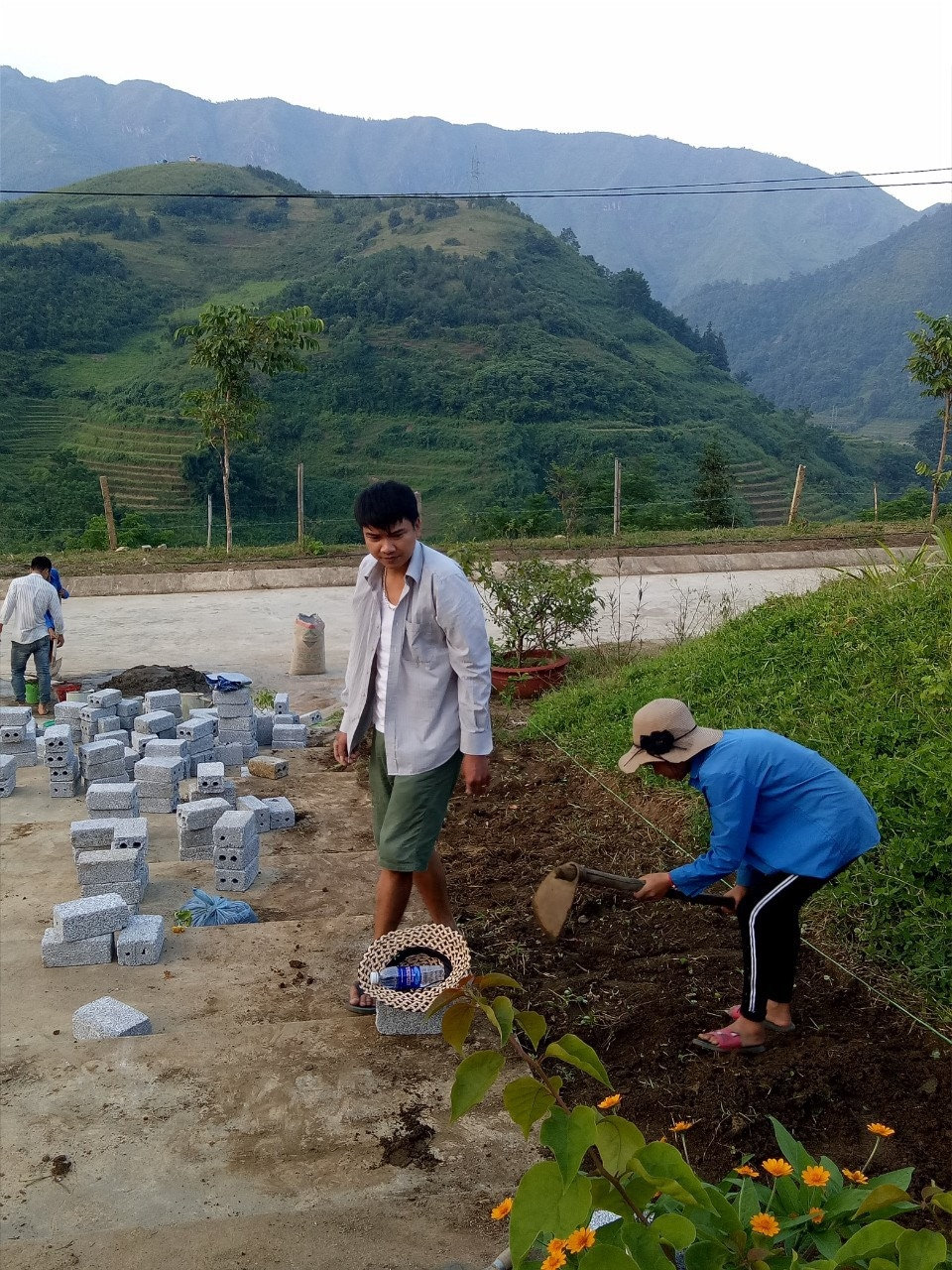 Các thầy cô giáo tích cực trang trí lại khuôn viên trường học 