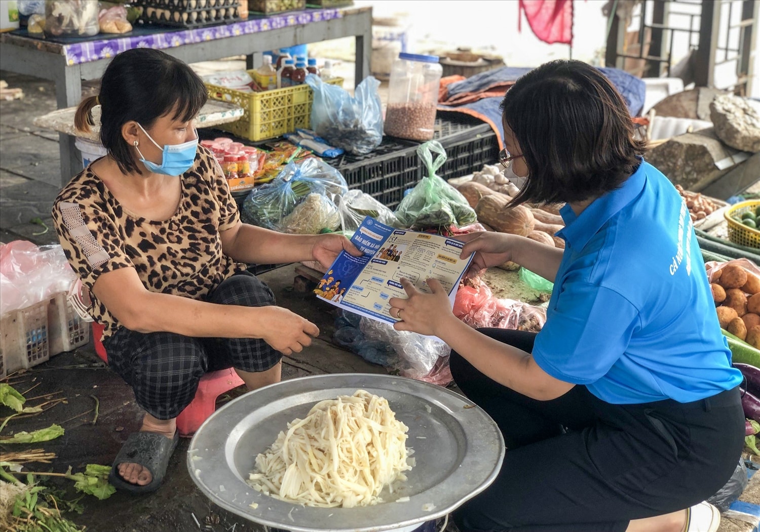 Người dân được vận động tham gia BHXH tự nguyện Người dân được vận động tham gia BHXH tự nguyện