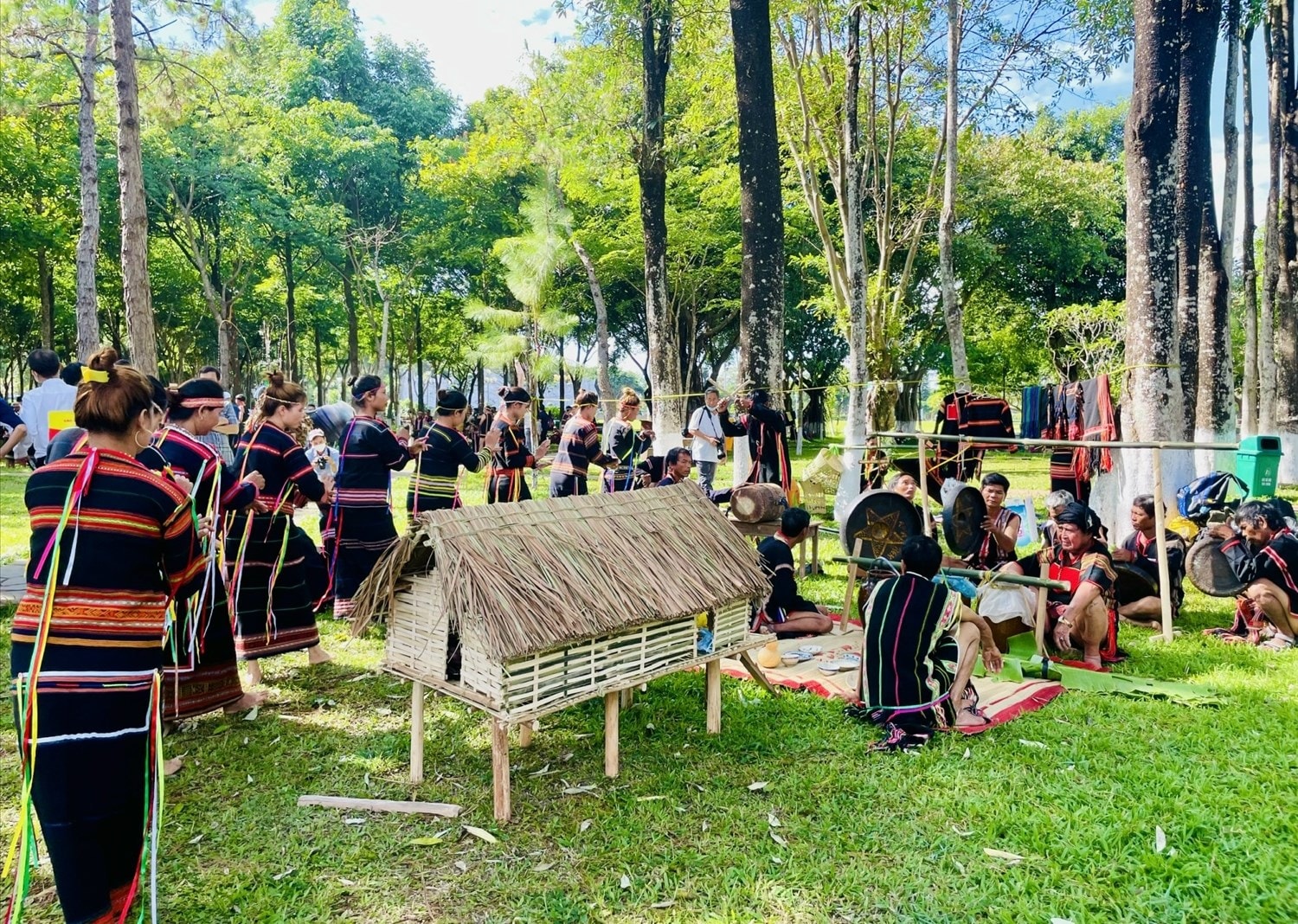 Hiện nay sử thi chỉ được kể trong các dịp lễ hội  (Trong ảnh: Lễ cúng nhà mới của đồng bào Gia Rai, huyện Krông Pa, tỉnh Gia Lai)