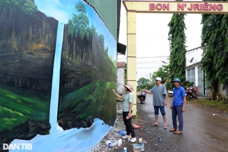 Bức tranh tường vẽ thác nước Liêng Nung của bon N'Jiêng