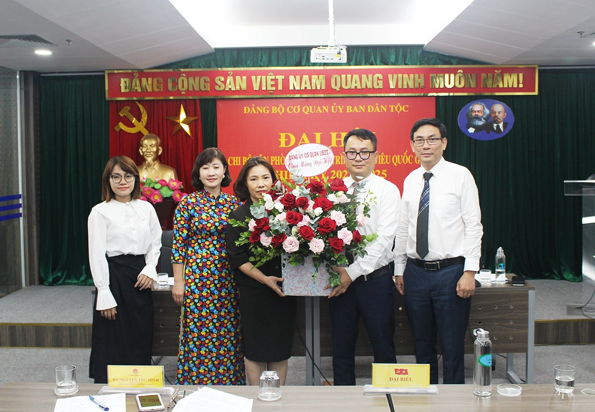 Đồng chí Nguyễn Thu Minh - Phó Bí thư Thường trực Đảng ủy, Chánh Văn phòng Ban cán sự Đảng chúc mừng các đồng chí được bầu vào Cấp ủy Chi bộ Văn phòng Điều phối Chương trình MTQG nhiệm kỳ 2022 - 2025