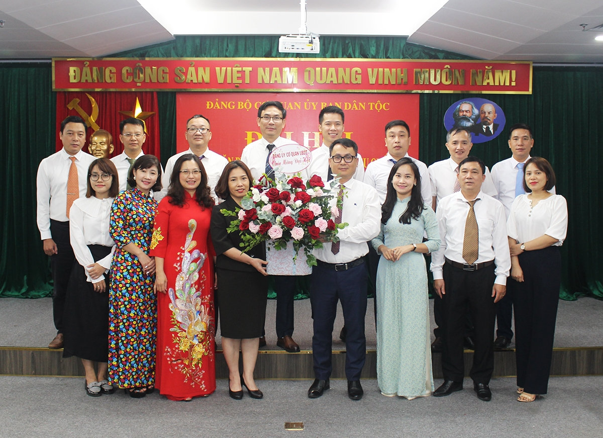 Đồng chí Nguyễn Thu Minh - Phó Bí thư Thường trực Đảng ủy, Chánh Văn phòng Ban cán sự Đảng chúc mừng Đại hội Chi bộ thành công tốt đẹp và chụp ảnh lưu niệm với tập thể Chi bộ Văn phòng Điều phối Chương trình MTQG nhiệm kỳ 2022 - 2025