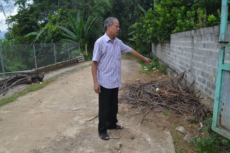 Ông Bùi Văn Tiến, NCUT ở xóm Nước, xã Quy Mỹ (Tân Lạc) tiên phong hiến đất mở rộng đường giao thông nông thôn và vận động nhân dân làm theo.
