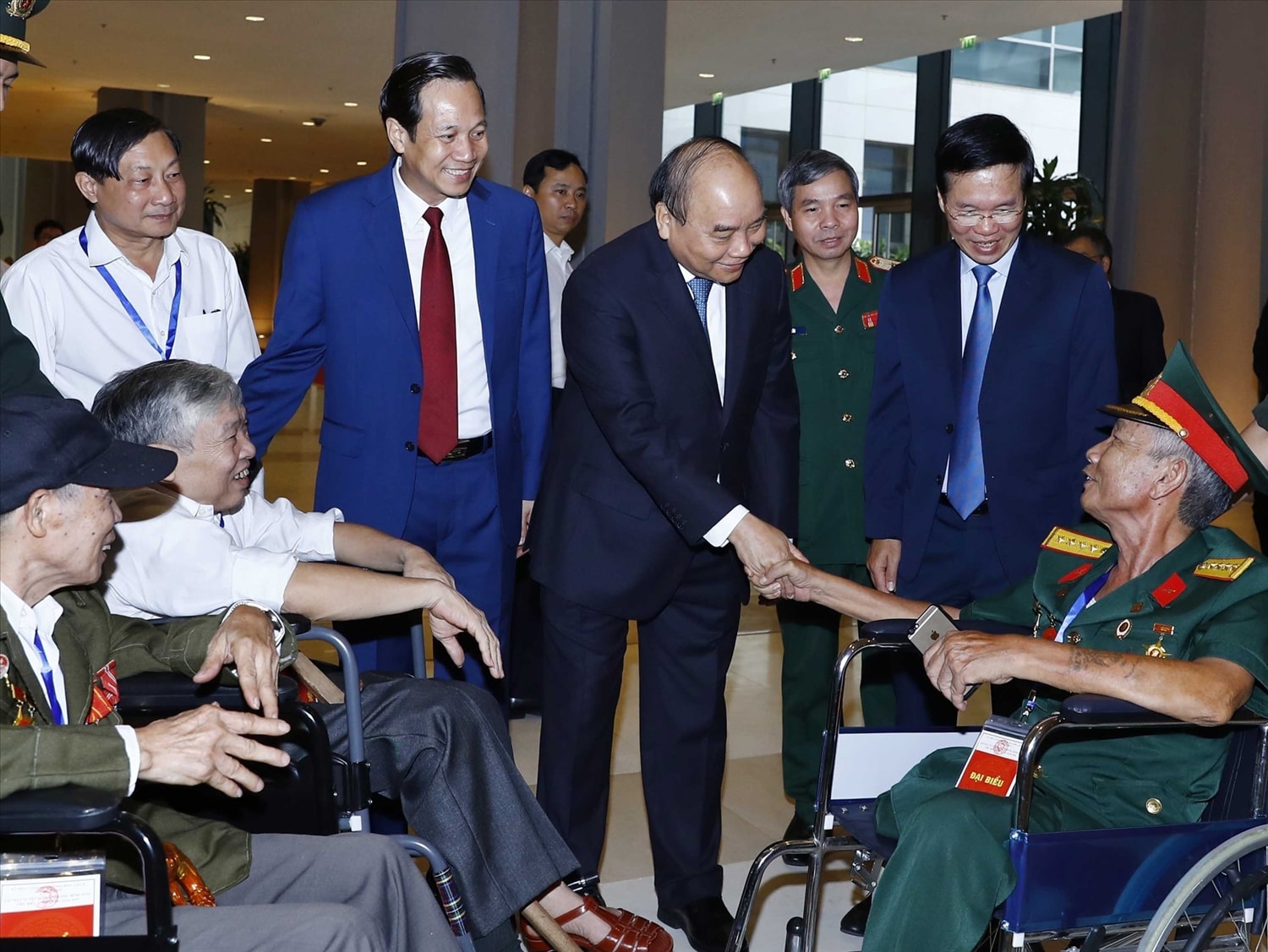 Chủ tịch nước Nguyễn Xuân Phúc với các thương binh nặng tiêu biểu nhân kỷ niệm Ngày Thương binh - Liệt sĩ 27/7. (Ảnh: TTXVN)