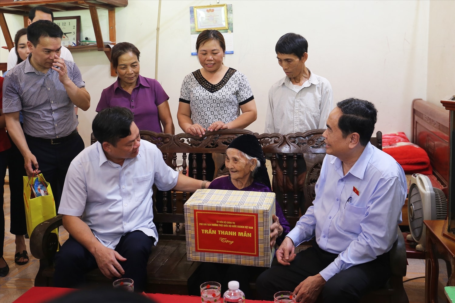Phó Chủ tịch Quốc hội đến thăm Mẹ Việt Nam Anh hùng Mông Thị Thi, ở thôn Nà Ngăm, xã Cẩm Giàng, huyện Bạch Thông, tỉnh Bắc Kạn ngày 12/7/2022. (Ảnh: backan.gov.vn)
