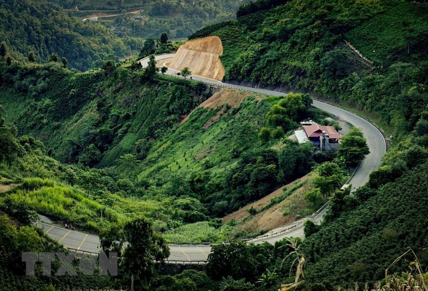 Những đường cong đầy quyến rũ trên đèo Pha Đin. (Ảnh: Xuân Tư/TTXVN)