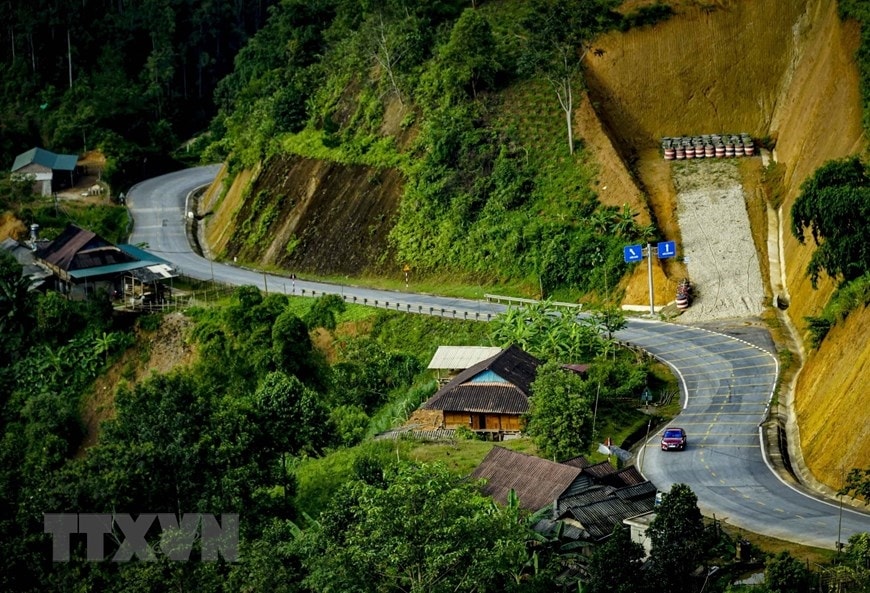 Tên gọi đèo Pha Đin xuất phát từ tiếng dân tộc Thái là “Phạ Đin”, trong đó Phạ nghĩa là “trời”, Đin là “đất”, hàm ý chỗ tiếp giáp giữa trời và đất. (Ảnh: Xuân Tư/TTXVN)