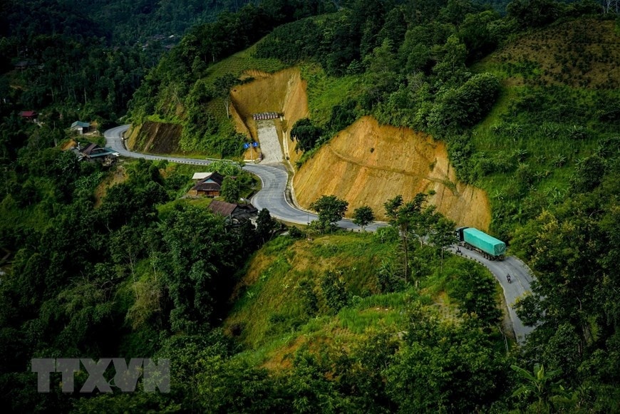 Đây là một trong “Tứ đại đỉnh đèo Tây Bắc” nổi tiếng hiểm trở với những khúc cua uốn lượn theo núi đồi mang đến vẻ đẹp hùng vĩ nhưng cũng đầy thơ mộng, quyến rũ. Trong ảnh: Một khúc cua hình chữ S trên đèo Pha Đin. (Ảnh: Xuân Tư/TTXVN)