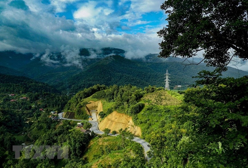 Đèo Pha Đin có chiều dài 32km, nối liền 2 tỉnh Điện Biên-Sơn La với điểm cao nhất là 1.648m so với mực nước biển. Trong ảnh: Vẻ đẹp hùng vĩ của đèo Pha Đin trong sáng sớm. (Ảnh: Xuân Tư/TTXVN)