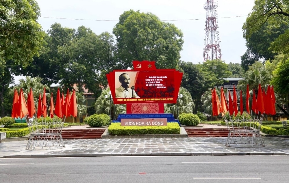 Sắc cờ đỏ tại Vườn hoa Hà Đông Sắc cờ đỏ tại Vườn hoa Hà Đông