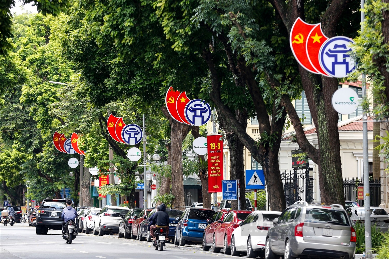 Phố Ngô Quyền (quận Hoàn Kiếm) trang hoàng bởi các cụm trang trí biểu tượng Hà Nội gắn với cờ Tổ quốc và cờ Đảng. Phố Ngô Quyền (quận Hoàn Kiếm) trang hoàng bởi các cụm trang trí biểu tượng Hà Nội gắn với cờ Tổ quốc và cờ Đảng.