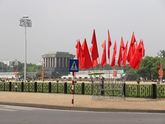 Cờ hoa phấp phới ở khu vực Quảng trường Ba Đình, Lăng Chủ tịch Hồ Chí Minh. Cờ hoa phấp phới ở khu vực Quảng trường Ba Đình, Lăng Chủ tịch Hồ Chí Minh.