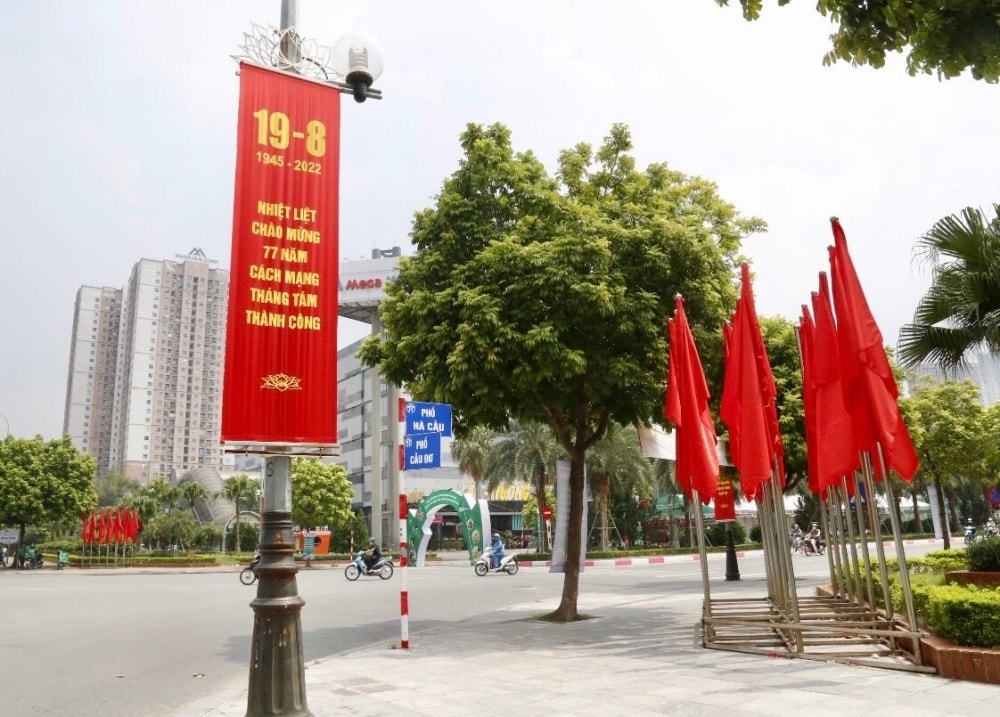 Băng rôn và cờ đỏ sao vàng đươc trang hoàng rực rỡ trên các tuyến phố Băng rôn và cờ đỏ sao vàng đươc trang hoàng rực rỡ trên các tuyến phố