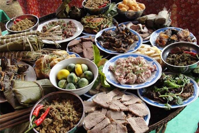Mâm cỗ đãi khách của đồng bào Mường Mâm cỗ đãi khách của đồng bào Mường