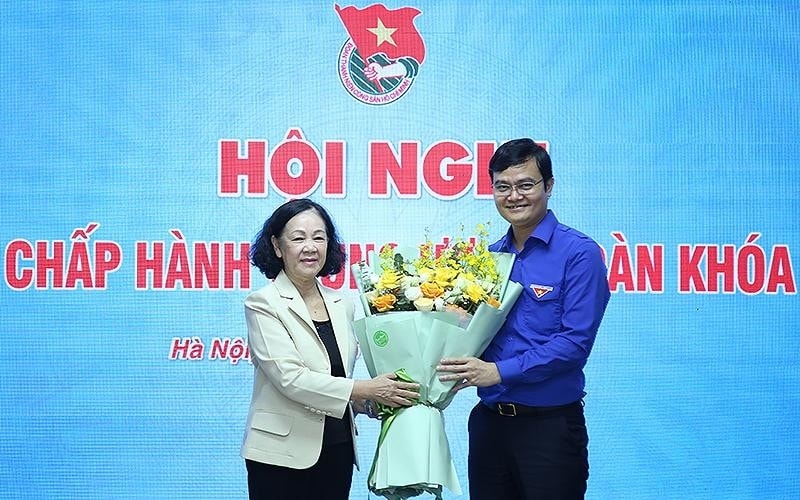 Đồng chí Trương Thị Mai tặng hoa chúc mừng tân Bí thư thứ nhất Trung ương Đoàn Thanh niên Cộng sản Hồ Chí Minh Bùi Quang Huy Đồng chí Trương Thị Mai tặng hoa chúc mừng tân Bí thư thứ nhất Trung ương Đoàn Thanh niên Cộng sản Hồ Chí Minh Bùi Quang Huy