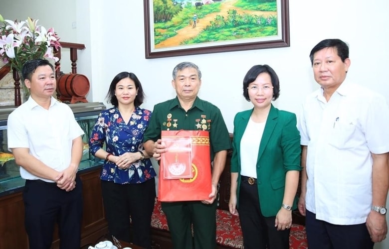 Phó Bí thư Thường trực Thành ủy Hà Nội Nguyễn Thị Tuyến trao quà tặng gia đình thương binh Lê Đình Thụy dịp 27/7 vừa qua.  