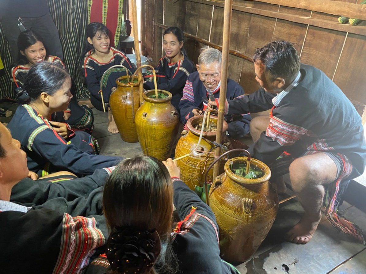 Sau phần lễ, hai gia đình cùng dân làng và các vị khách cùng nhau uống rượu cần, ăn các món ăn truyền thống và chúc phúc cho nhau 